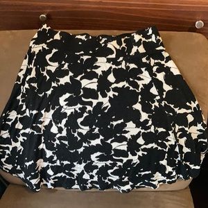 Skirt black print.